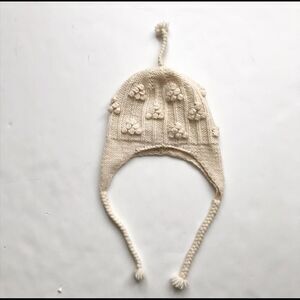 Carraigdonn cream wool knit beanie EUC fits 6-10Y
